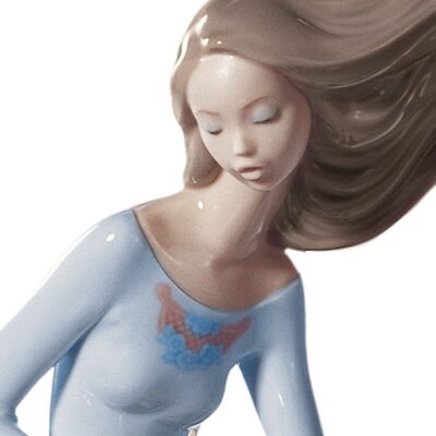 Gifts Lladró  | Petals Of The Wind Woman Figurine